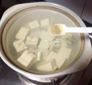 香菜豆腐皮蛋汤的做法步骤：3