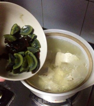 香菜豆腐皮蛋汤的做法步骤：4