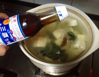 香菜豆腐皮蛋汤的做法步骤：5
