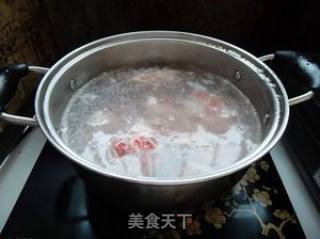 南瓜薏米骨头汤的做法步骤：2