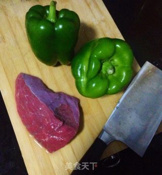 青椒牛肉的做法步骤：1