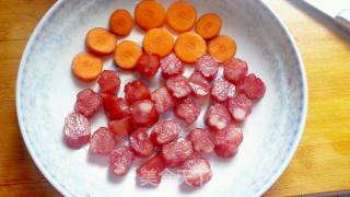 腊肠胡萝卜焖饭的做法步骤：1