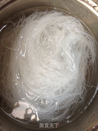 鱼香粉丝香菇煲的做法步骤：2