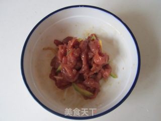 肉丝炒黄秋葵的做法步骤：2