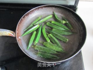 肉丝炒黄秋葵的做法步骤：3