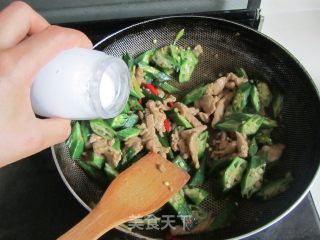 肉丝炒黄秋葵的做法步骤：7