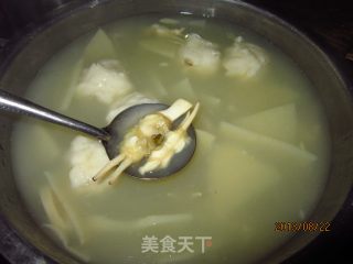 滑蛏丸子笋丝汤的做法步骤：6