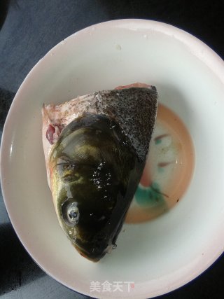 鱼头浓汤的做法步骤：1