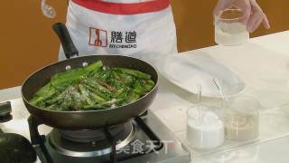 鲮鱼炒八甲唛的做法步骤：4