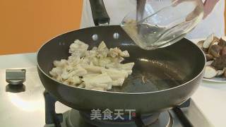 冬菇焖鸭掌的做法步骤：2