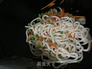 绝佳的酱汁——双汁炒乌冬的做法步骤：6