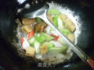 蟹柳丝瓜炒小油豆腐的做法步骤：8