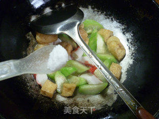 蟹柳丝瓜炒小油豆腐的做法步骤：9