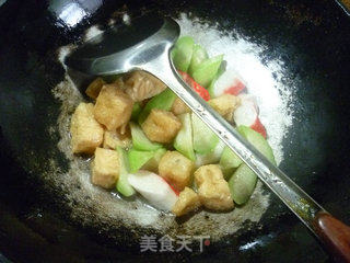 蟹柳丝瓜炒小油豆腐的做法步骤：11