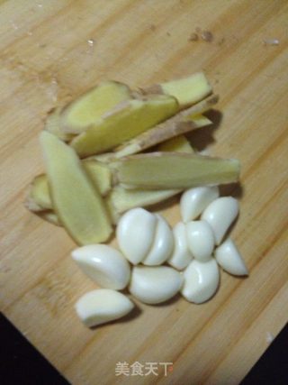 三杯鸡的做法步骤：1