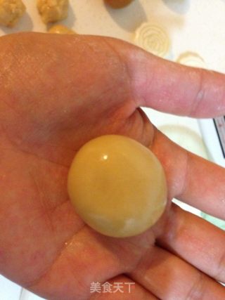 莲蓉栗子月饼的做法步骤：6