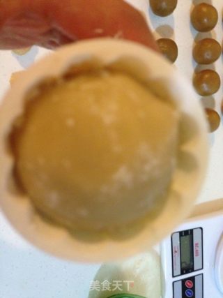 莲蓉栗子月饼的做法步骤：9