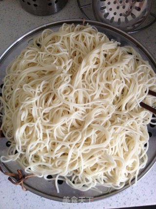 鸡丝凉面的做法步骤：1