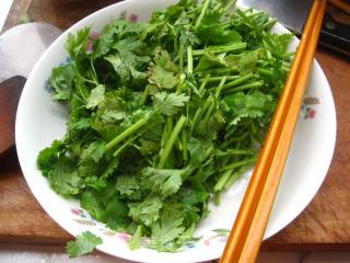 香菜炒豆腐皮的做法步骤：1
