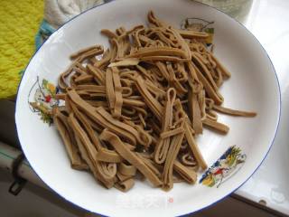 香菜炒豆腐皮的做法步骤：2