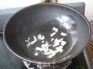 香菜炒豆腐皮的做法步骤：3