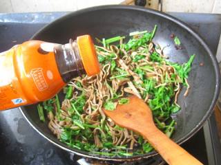 香菜炒豆腐皮的做法步骤：7