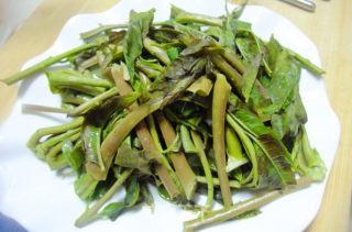 飘香嫩芽菜“香椿煎蛋”的做法步骤：4