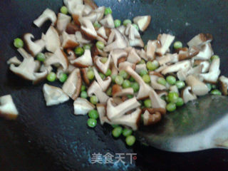 香菇榨菜炒豌豆的做法步骤：3