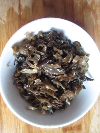 鱼香肉丝的做法步骤：1