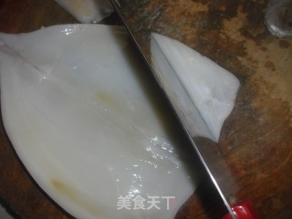 蒜苗鱿鱼的做法步骤：2