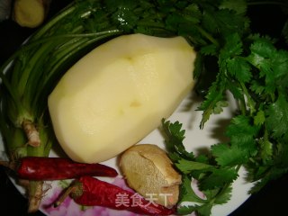 芫爆土豆丝的做法步骤：1