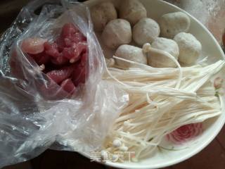 金针菇鱼丸肉片汤的做法步骤：1