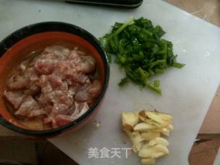 金针菇鱼丸肉片汤的做法步骤：2