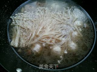 金针菇鱼丸肉片汤的做法步骤：6