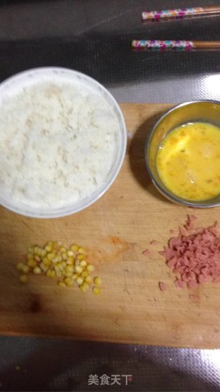 爱心蛋炒饭的做法步骤：1