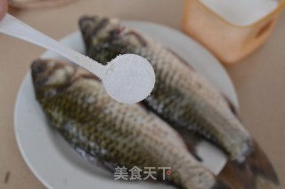 番茄胡萝卜鲫鱼汤的做法步骤：3
