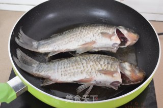 番茄胡萝卜鲫鱼汤的做法步骤：6