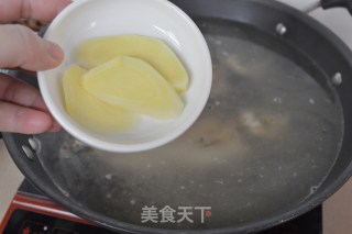 番茄胡萝卜鲫鱼汤的做法步骤：8
