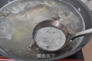 番茄胡萝卜鲫鱼汤的做法步骤：9