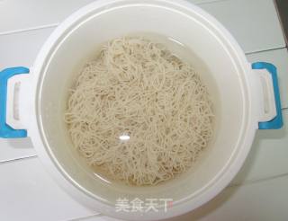 【清凉杂果鸡丝凉面】夏末做上一款清新讨喜的凉面的做法步骤：5