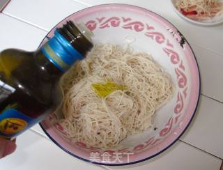 【清凉杂果鸡丝凉面】夏末做上一款清新讨喜的凉面的做法步骤：6