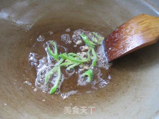 青椒炒红薯叶的做法步骤：4
