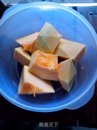 最简单易做金黄南瓜饼的做法步骤：1
