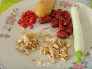 【参芪香菇大骨汤】家庭养生汤的做法步骤：2
