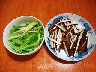 家常小炒--------【青椒炒茶干】的做法步骤：1