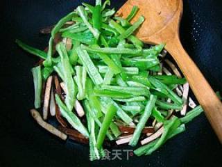 家常小炒--------【青椒炒茶干】的做法步骤：7
