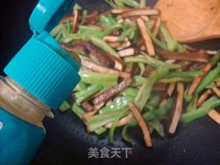 家常小炒--------【青椒炒茶干】的做法步骤：10