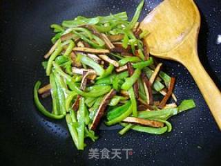 家常小炒--------【青椒炒茶干】的做法步骤：12
