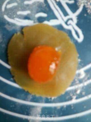 莲容蛋黄月饼的做法步骤：5