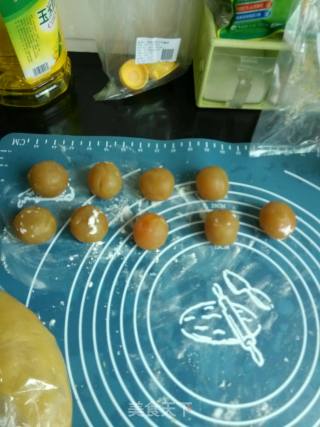 莲容蛋黄月饼的做法步骤：6